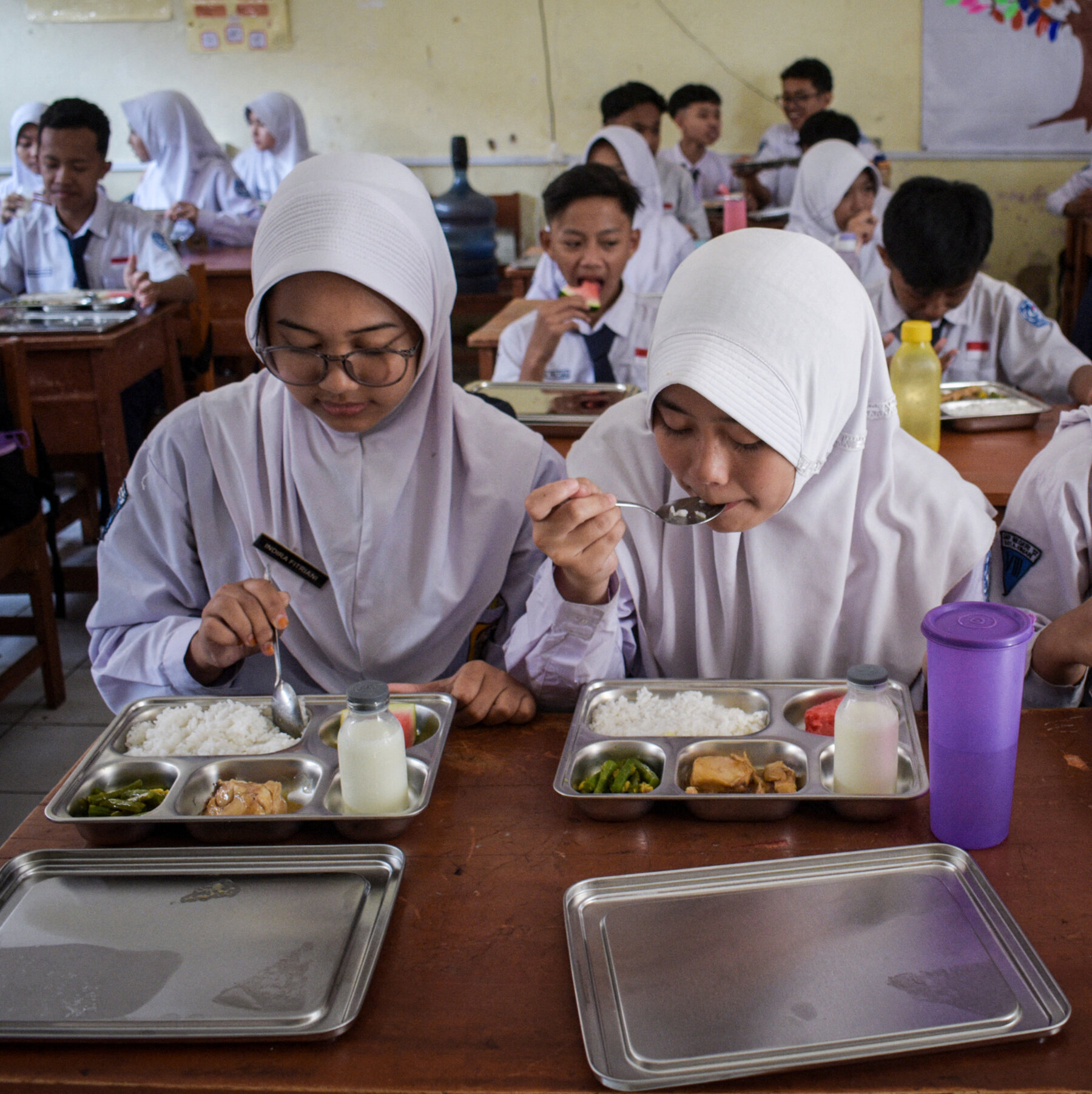Indonesia’s President Pledges Free Student Meals Amid Rising Unemployment Concerns