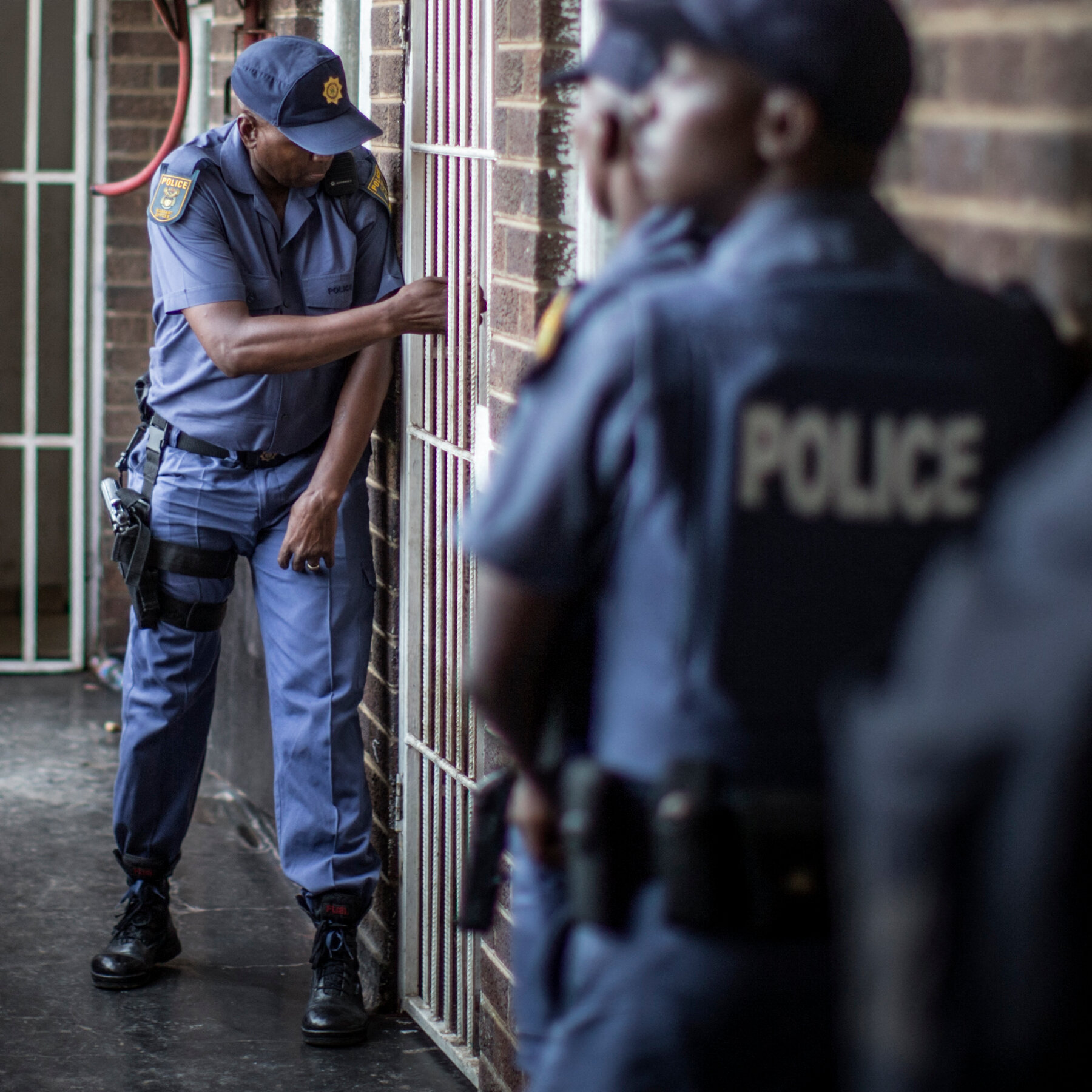 Líderes de la Liberación en Sudáfrica Acusados de Dirigir Fuerzas Policiales con Abusos Desmedidos