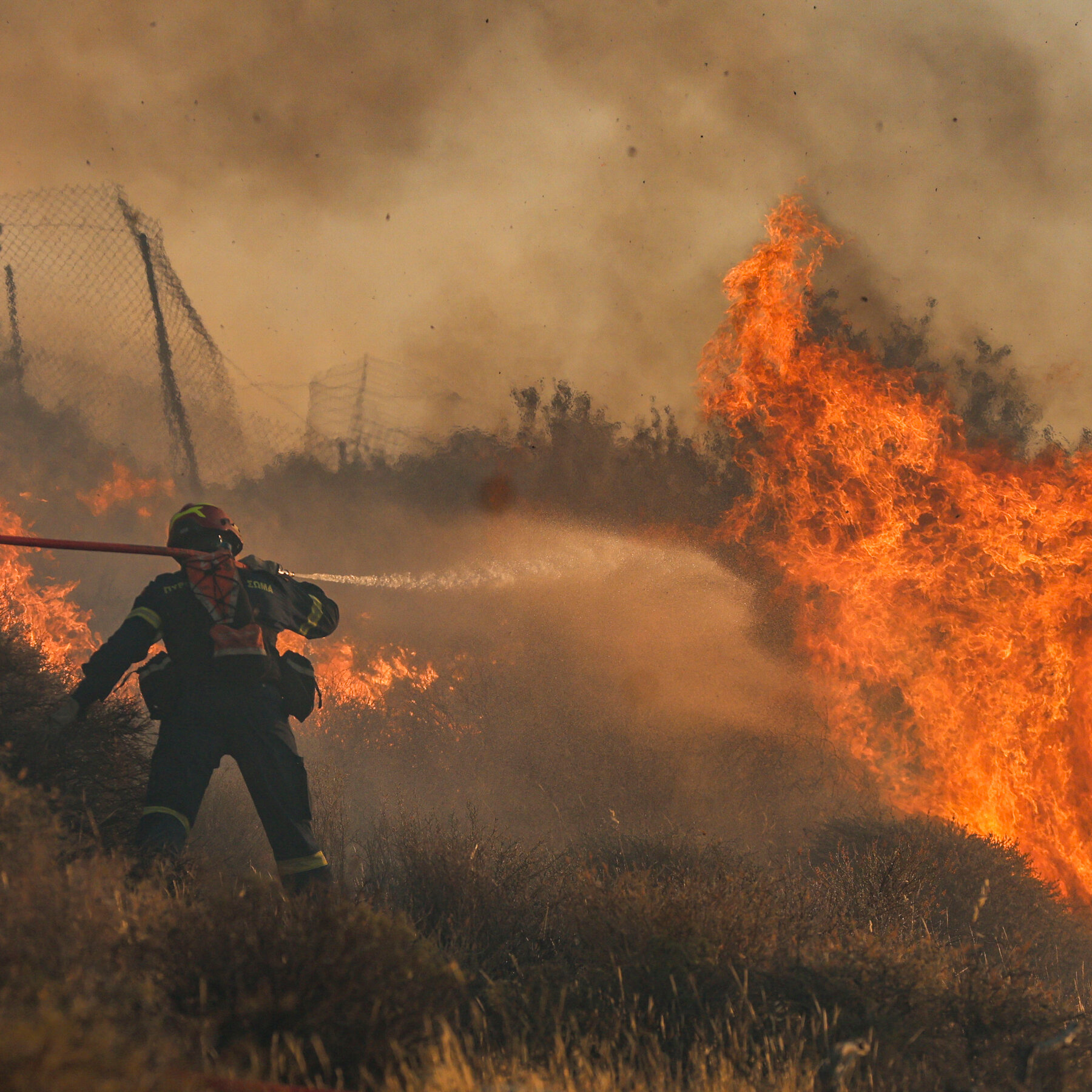 Turistas Evacuados en Creta Mientras Bomberos Luchan Contra Incendio Agravado por Vientos Fuertes