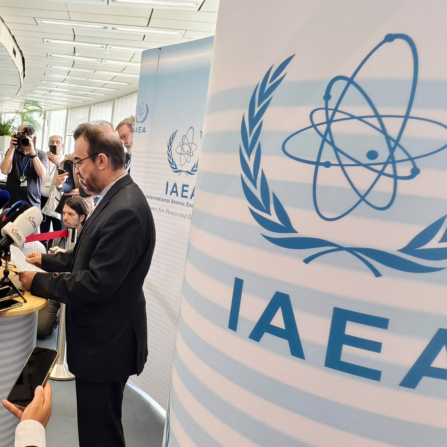 Inspectores Internacionales se Retiran de Irán en Medio de Tensiones Nucleares