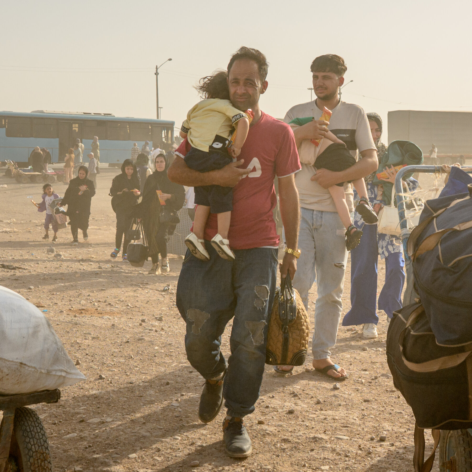 Irán Deporta a Cerca de 800,000 Afganos en un Aumento Drástico de Expulsiones