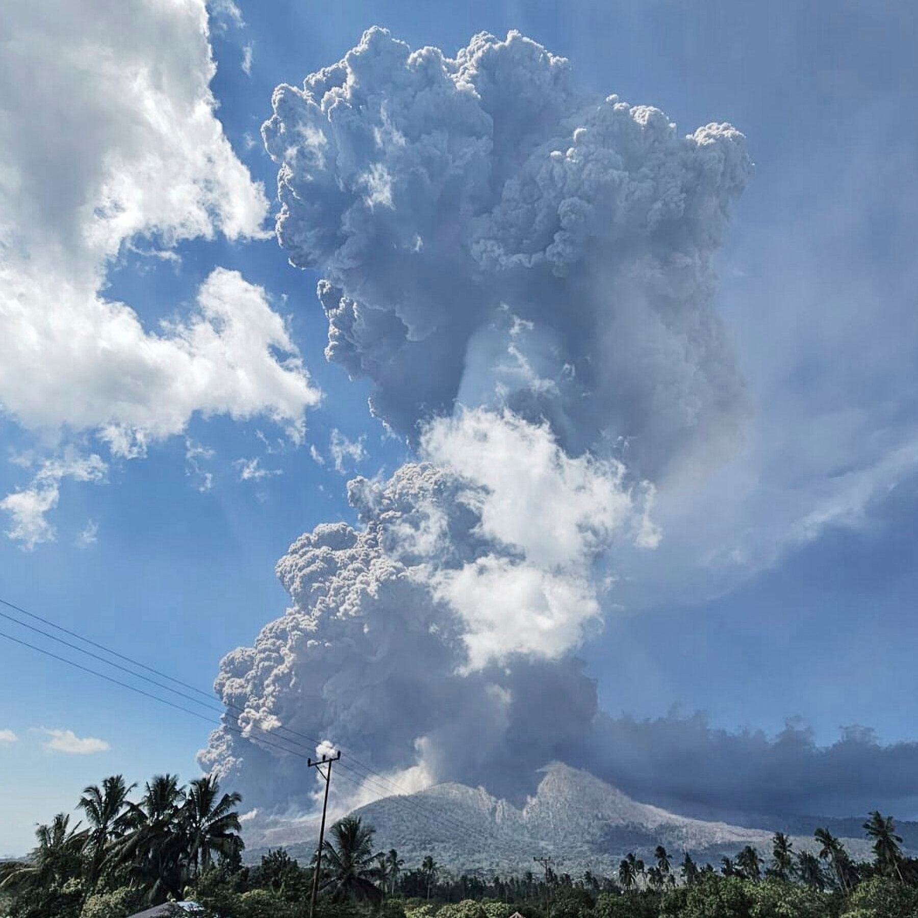 Nube de ceniza del Monte Lewotobi Laki-laki Cuadriplica su Altura en Reciente Erupción