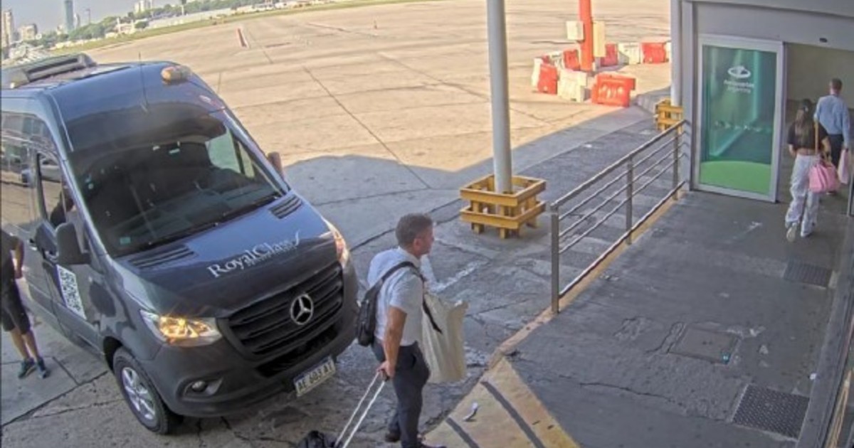 Polémica en la CPAC: Vínculos y Evasión de Controles en el Viaje de la Mujer Fotografiada con Javier Milei